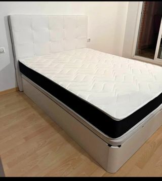 Letto grande con testiera bianca