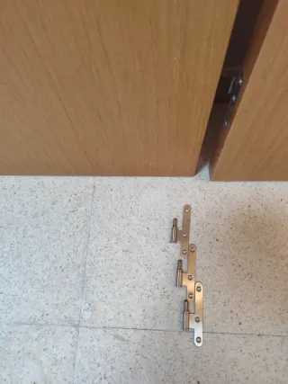 Puerta madera con vidrio translúcido