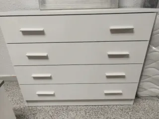 Comoda pratica ed elegante, perfetta per mantenere in ordine la tua camera da letto