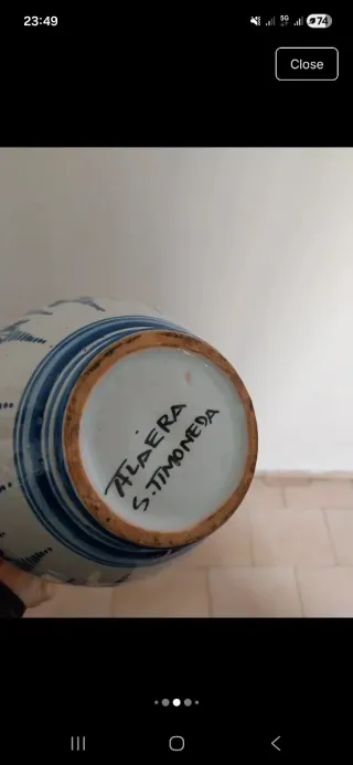 Jarra de cerámica azul y blanca