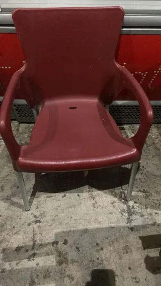 Sillas de terraza rojas y plateadas