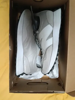 Zapatillas New Balance Gris y Blanco