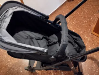 Carro de bebé gris