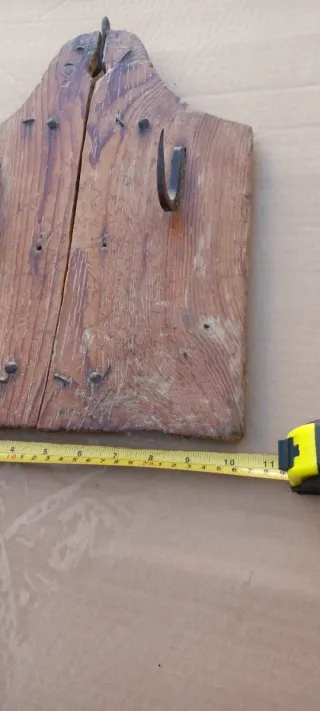 Tabla antigua para colgar fiambres