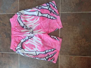 Costume da bagno rosa con stampa scheletro uomo