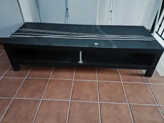Mueble TV negro y plateado