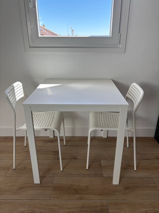Mesa de cocina y 2 sillas blancas NUEVAS