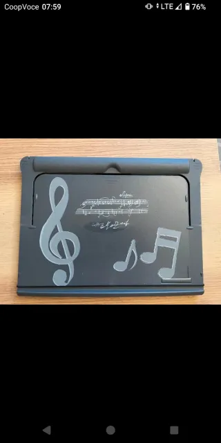 Leggio porta spartiti con note musicali