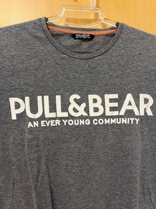 Camiseta Pull&Bear gris con logo