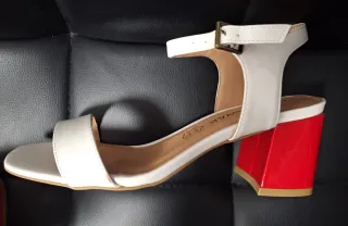 Sandalias Chattawak Blancas con Tacón Rojo Nuevas