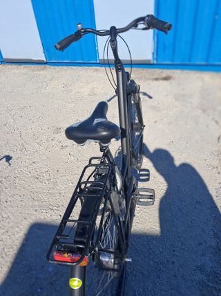 Bicicleta negra con pata de cabra