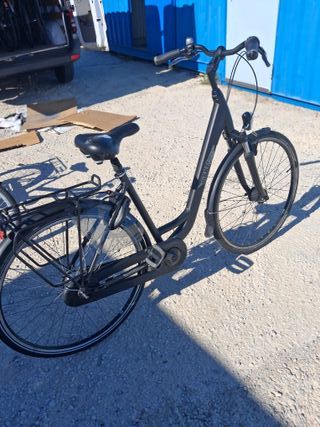 Bicicleta negra con pata de cabra