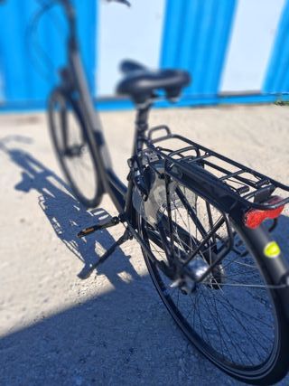 Bicicleta negra con pata de cabra