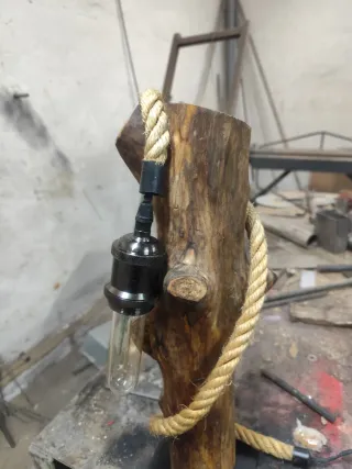Lámpara de madera artesanal