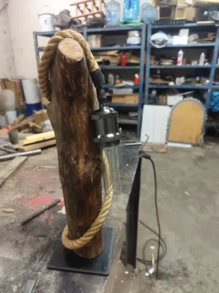 Lámpara de madera artesanal
