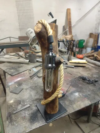 Lámpara de madera artesanal