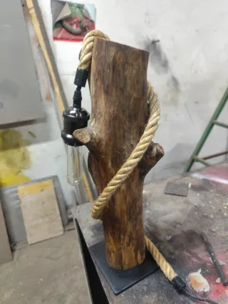 Lámpara de madera artesanal