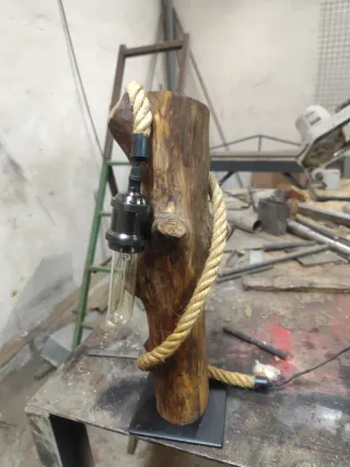 Lámpara de madera artesanal