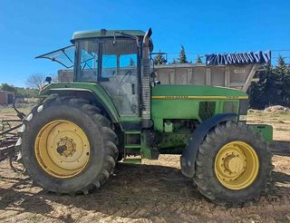 Tractor John Deere 7600.