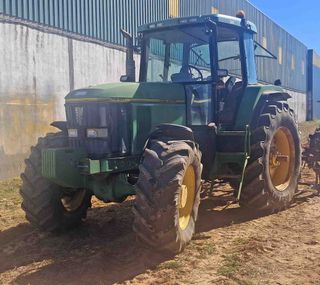 Tractor John Deere 7600.