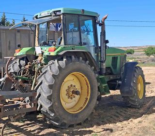 Tractor John Deere 7600.