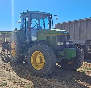 Tractor John Deere 7600.