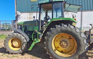 Tractor John Deere 7600.