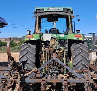 Tractor John Deere 7600.