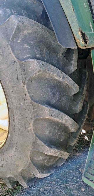 Tractor John Deere 7600.