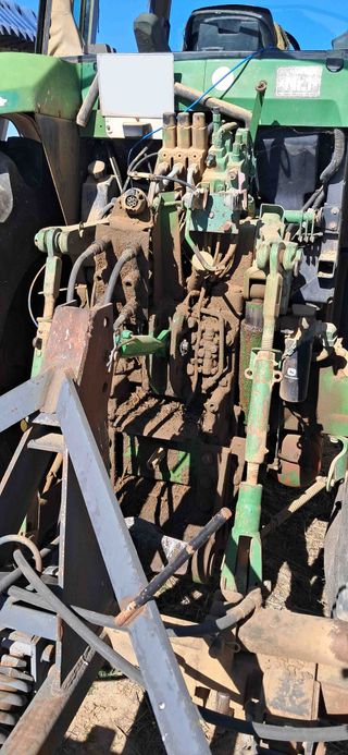 Tractor John Deere 7600.