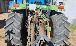 Tractor John Deere 7600.