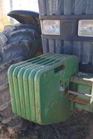 Tractor John Deere 7600.