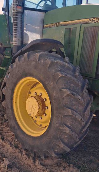 Tractor John Deere 7600.