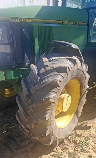 Tractor John Deere 7600.