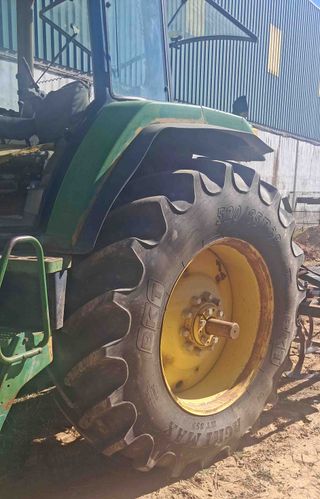 Tractor John Deere 7600.