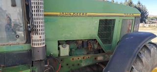 Tractor John Deere 7600.