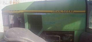 Tractor John Deere 7600.