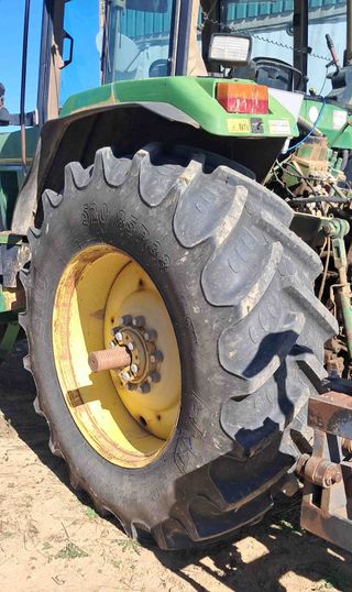 Tractor John Deere 7600.