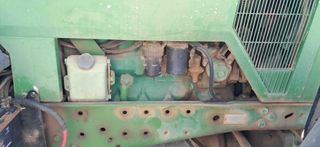 Tractor John Deere 7600.