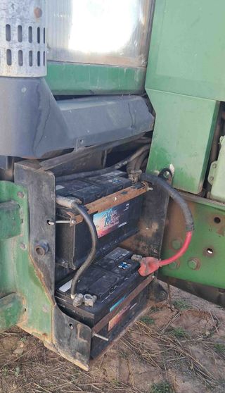 Tractor John Deere 7600.