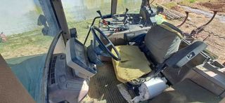 Tractor John Deere 7600.