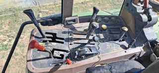 Tractor John Deere 7600.