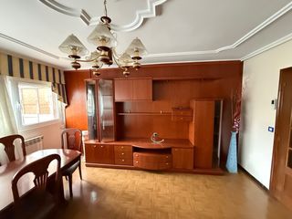 Mueble de salón de madera y cristal