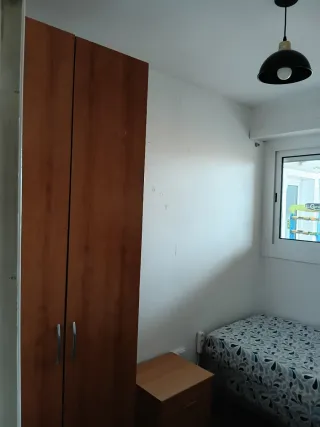 Se alquila habitación en sagrera solo chicas
