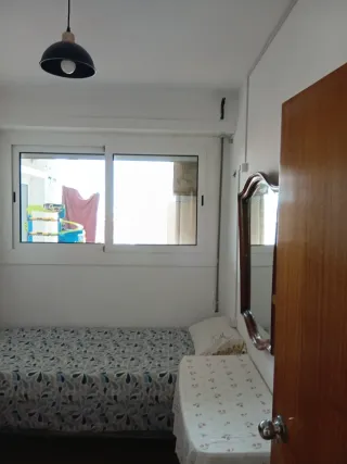 Se alquila habitación en sagrera solo chicas