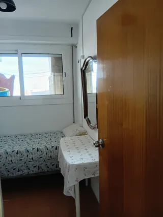 Se alquila habitación en sagrera solo chicas