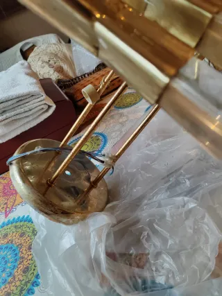 Lámpara de salón dorada y transparente
