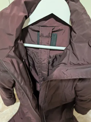 Abrigo largo Zara plumífero burdeos