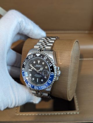 Reloj Seiko Mod GMT Batgirl Azul/Negro/Plateado