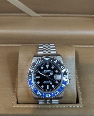 Reloj Seiko Mod GMT Batgirl Azul/Negro/Plateado